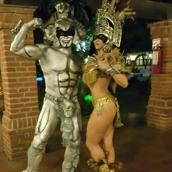 Artistas de Azteca de Plata con vestuario plateado y dorado