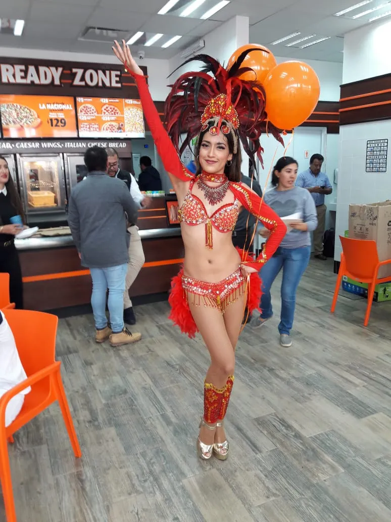 Bailarina de batucada en una activación comercial