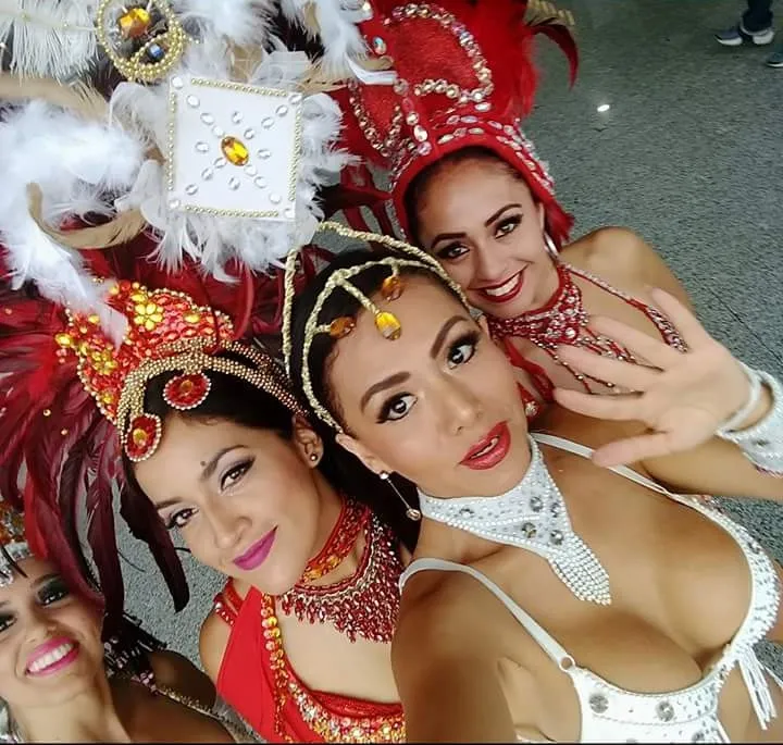 Artistas de batucada con penachos y vestuario de fiesta