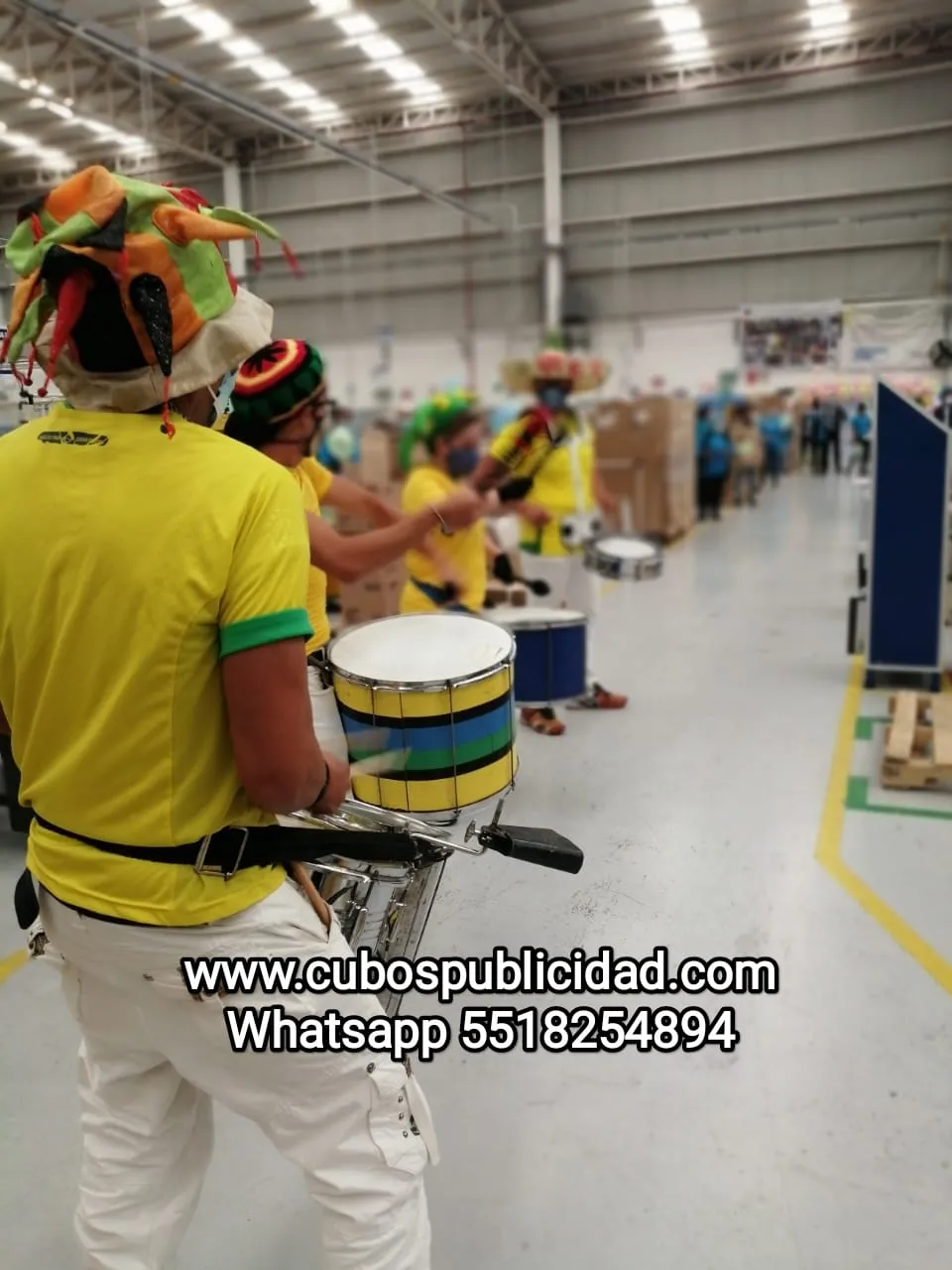 Músicos de batucada tocando tambores durante un evento
