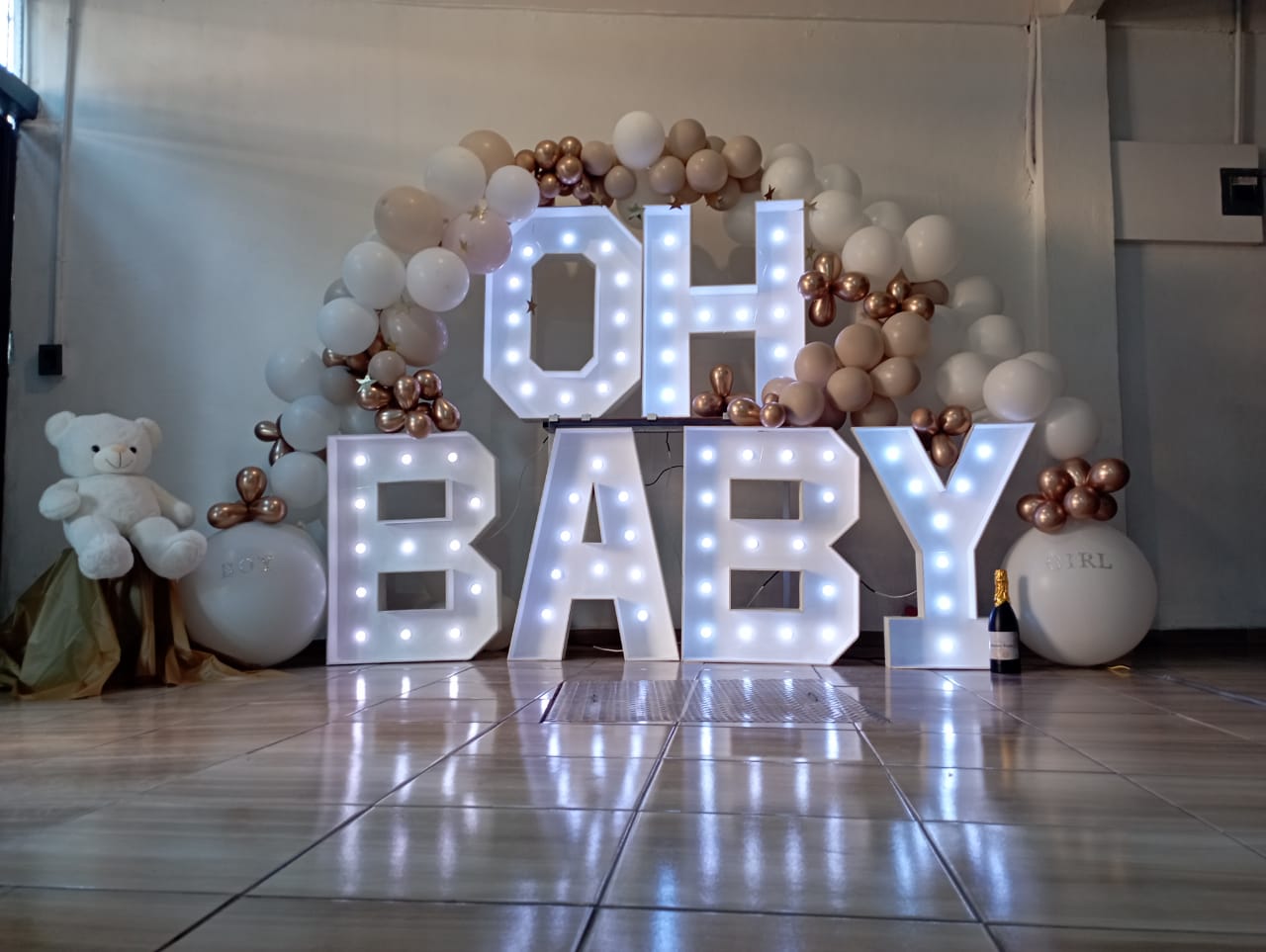 Letras OH BABY iluminadas con decoración de globos