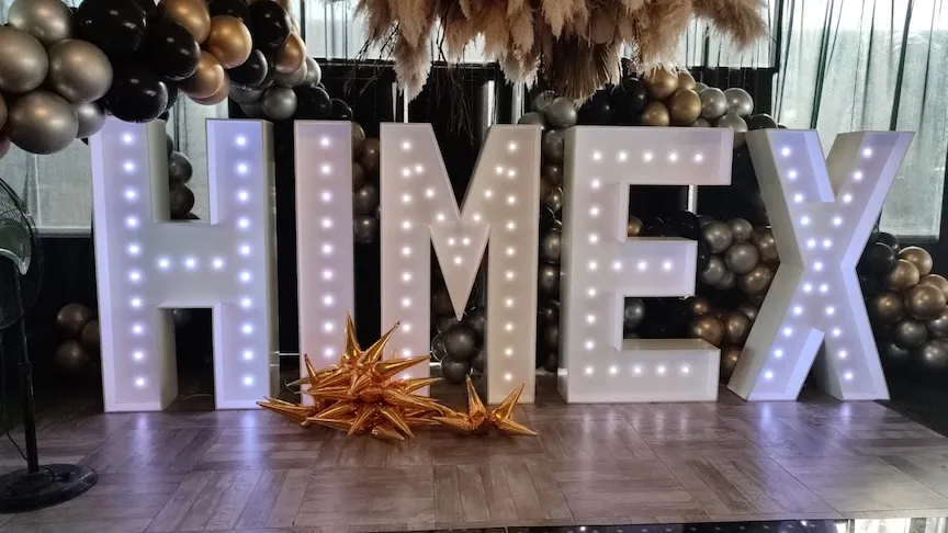 Palabra HIMEX formada con letras gigantes iluminadas Palabra HIMEX formada con letras gigantes iluminadas