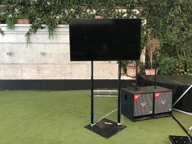 Pantalla de televisión profesional instalada para un evento Pantalla de televisión profesional instalada para un evento
