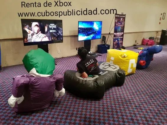Pantallas de videojuegos con asientos para los participantes Pantallas de videojuegos con asientos para los participantes